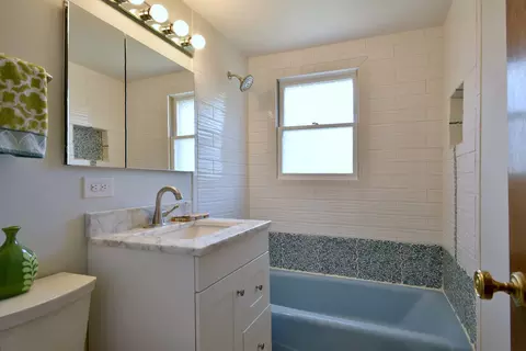 Bath - 4304 Linden Ln, Rolling Meadows, IL 60008 photo 2 of 2