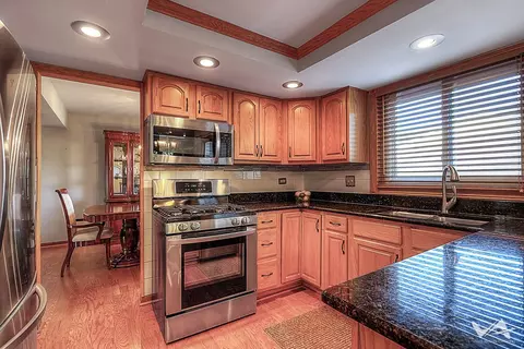 Kitchen - 1034 Fall Cir, Roselle, IL 60172 photo 3 of 4