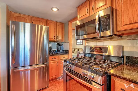 Kitchen - 1034 Fall Cir, Roselle, IL 60172 photo 2 of 4