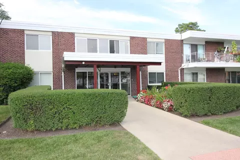 100 Deborah Ln #8A, Wheeling, IL 60090 photo 1