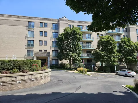 4747 Howard St #103A, Skokie, IL 60076