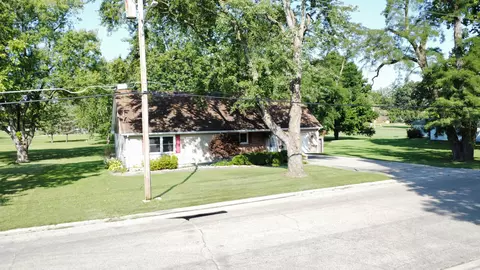 551 N 6th St, Watseka, IL 60970