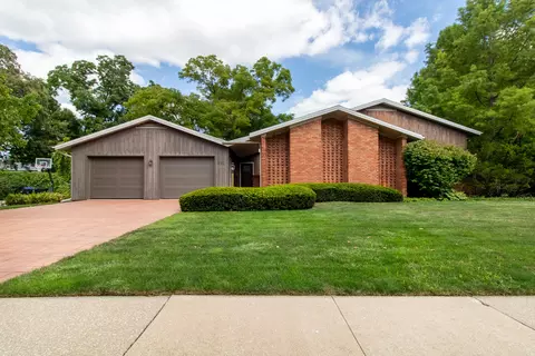 212 Imperial Dr, Bloomington, IL 61704