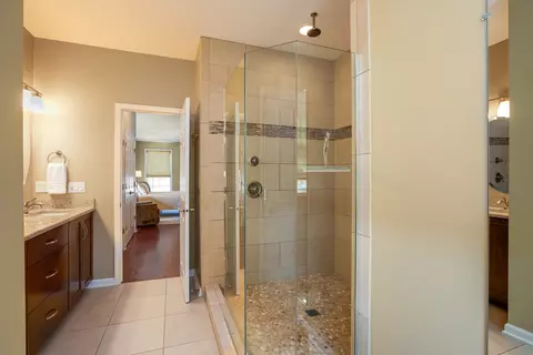 Bath - 327 E Liberty Dr, Wheaton, IL 60187 photo 2 of 4