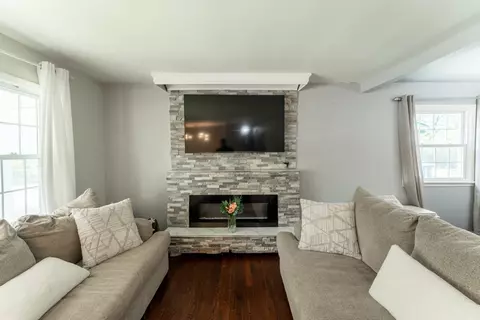 Living - 17011 Pine Ct, Hazel Crest, IL 60429 photo 1 of 2