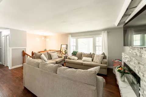 Living - 17011 Pine Ct, Hazel Crest, IL 60429 photo 2 of 2