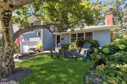 650 Garfield Ave, Lake Bluff, IL 60044