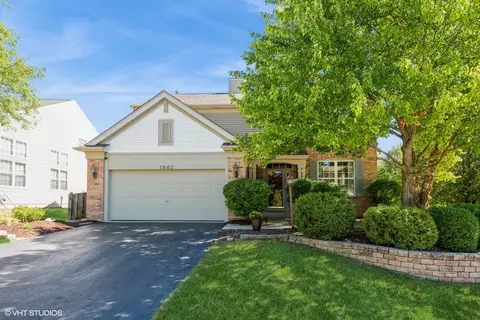 1862 Ellington Dr, Aurora, IL 60503
