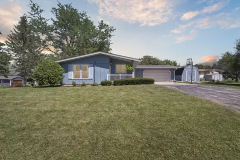 2079 Oriole Dr, Freeport, IL 61032