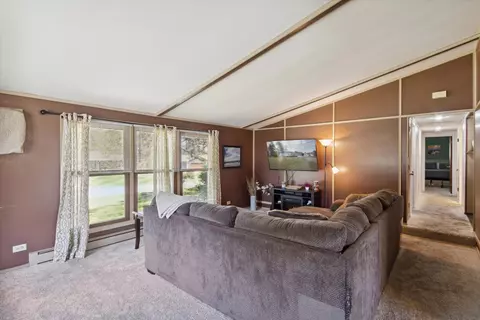 2079 Oriole Dr, Freeport, IL 61032 photo 8