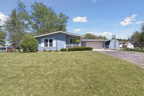 2079 Oriole Dr, Freeport, IL 61032 photo 2