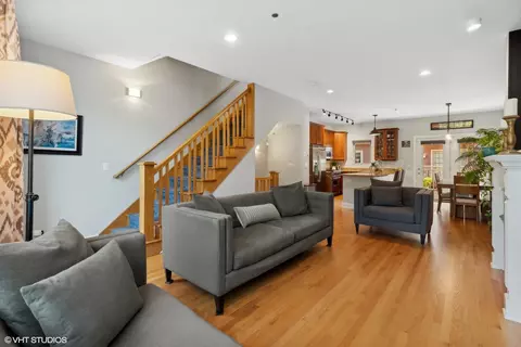 3003 W Cornelia Ave, Chicago, IL 60618 photo 3