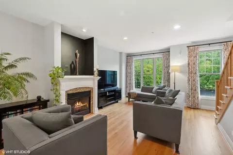 3003 W Cornelia Ave, Chicago, IL 60618 photo 2