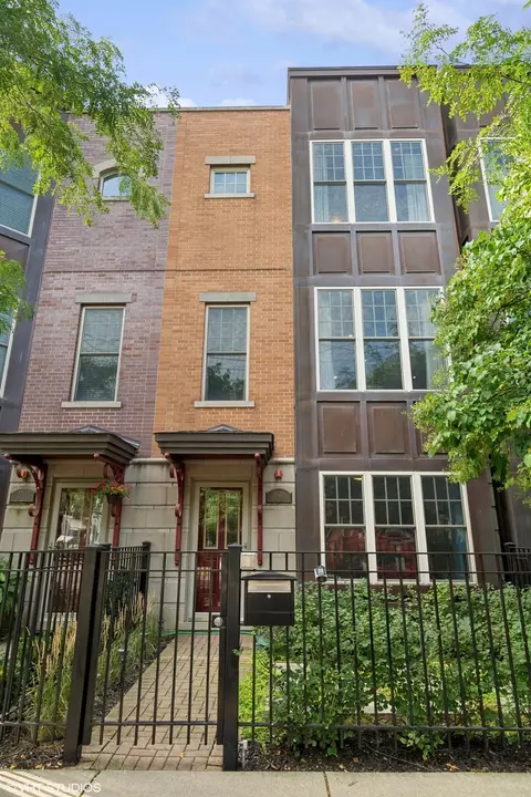 3003 W Cornelia Ave, Chicago, IL 60618