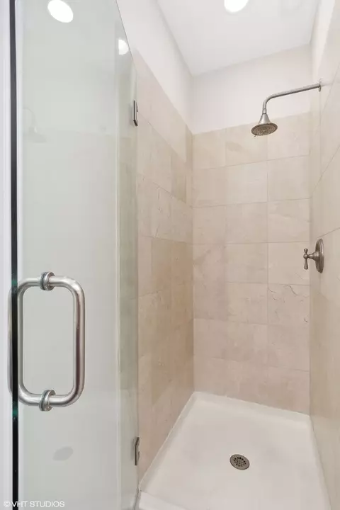 3003 W Cornelia Ave, Chicago, IL 60618 photo 10