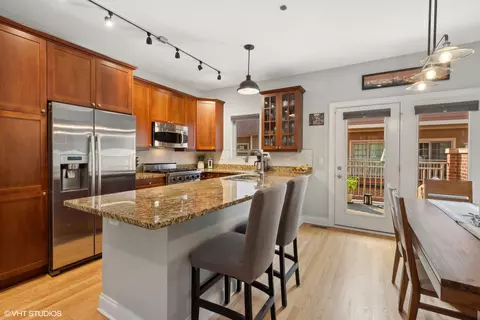 3003 W Cornelia Ave, Chicago, IL 60618 photo 4
