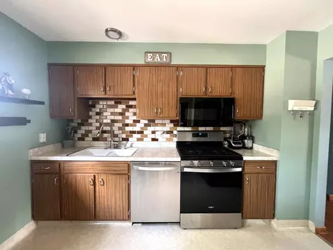 Kitchen - 918 Seminole Dr, Elgin, IL 60120 photo 2 of 2