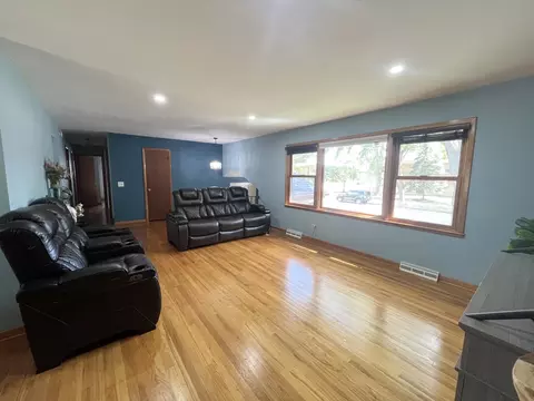 Living - 918 Seminole Dr, Elgin, IL 60120 photo 2 of 4