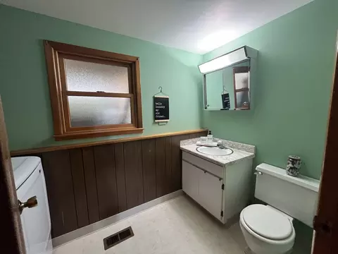 Bath - 918 Seminole Dr, Elgin, IL 60120 photo 2 of 2