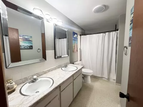 Bath - 918 Seminole Dr, Elgin, IL 60120 photo 1 of 2