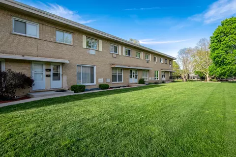 1258 N Wheeling Rd, Mount Prospect, IL 60056 photo 2