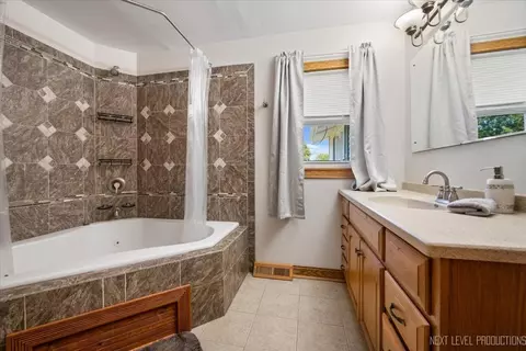 Bath - 420 E Grand Ridge Rd, Mazon, IL 60444 photo 2 of 3