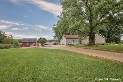19212 Crowley Rd, Harvard, IL 60033