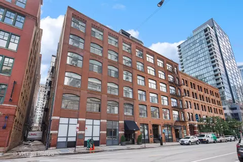 215 W Illinois St #3A, Chicago, IL 60654