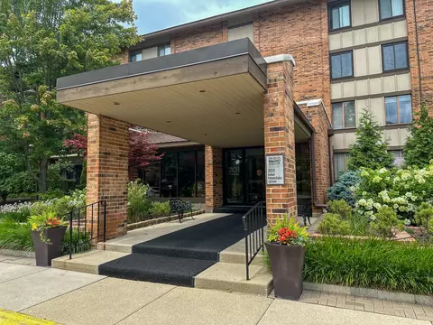 201 Lake Hinsdale Dr #311, Willowbrook, IL 60527