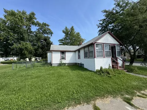 100 6th St, Mendota, IL 61342