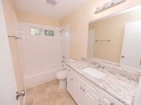 Bath - 7 Boulder Ridge Ct, Bolingbrook, IL 60490 photo 3 of 5