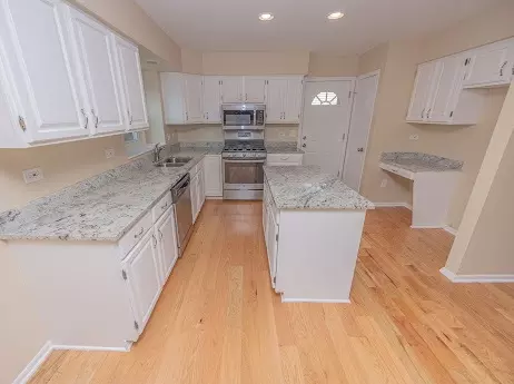 Kitchen - 7 Boulder Ridge Ct, Bolingbrook, IL 60490 photo 2 of 8