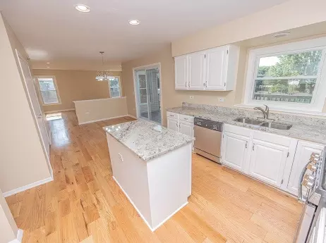 Kitchen - 7 Boulder Ridge Ct, Bolingbrook, IL 60490 photo 3 of 8
