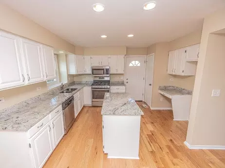 Kitchen - 7 Boulder Ridge Ct, Bolingbrook, IL 60490 photo 7 of 8