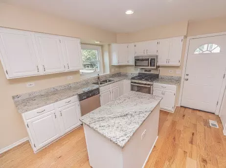 Kitchen - 7 Boulder Ridge Ct, Bolingbrook, IL 60490 photo 5 of 8