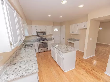 Kitchen - 7 Boulder Ridge Ct, Bolingbrook, IL 60490 photo 6 of 8