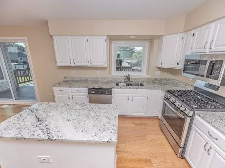 Kitchen - 7 Boulder Ridge Ct, Bolingbrook, IL 60490 photo 4 of 8