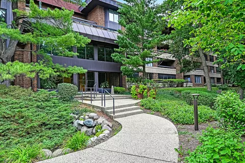 1409 Burr Oak Rd #308A, Hinsdale, IL 60521