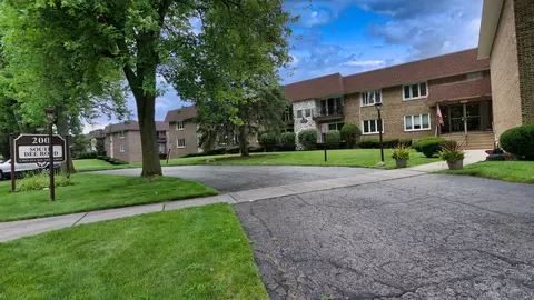 200 S Dee Rd #2F, Park Ridge, IL 60068