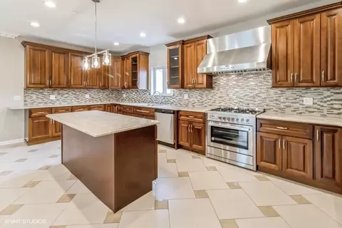 Kitchen - 364 Geri Ln, Des Plaines, IL 60016 photo 1 of 2