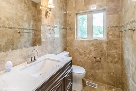 Bath - 364 Geri Ln, Des Plaines, IL 60016 photo 1 of 5