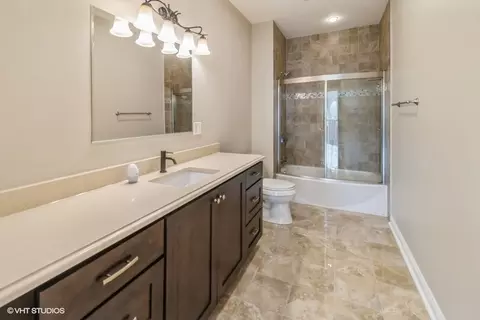 Bath - 364 Geri Ln, Des Plaines, IL 60016 photo 4 of 5
