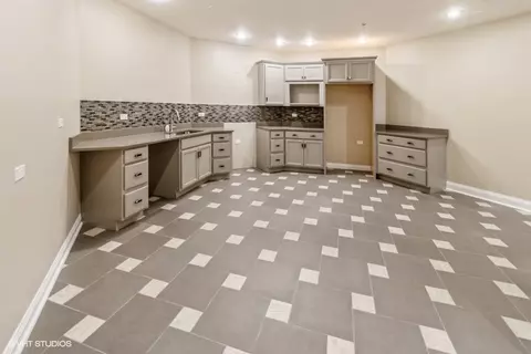 Kitchen - 364 Geri Ln, Des Plaines, IL 60016 photo 2 of 2