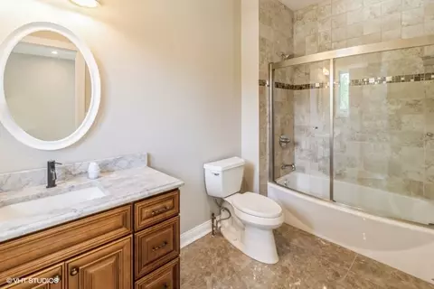 Bath - 364 Geri Ln, Des Plaines, IL 60016 photo 3 of 5