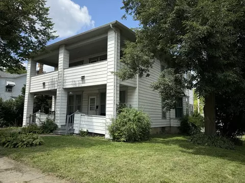 304 W Douglas St, Freeport, IL 61032
