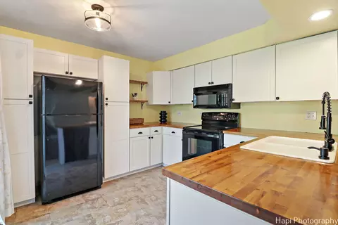 Kitchen - 643 Beth Ct, Gurnee, IL 60031 photo 2 of 3