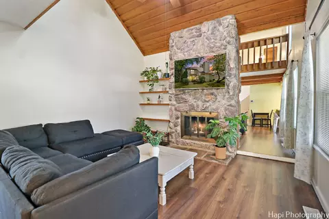 Living - 643 Beth Ct, Gurnee, IL 60031 photo 1 of 2