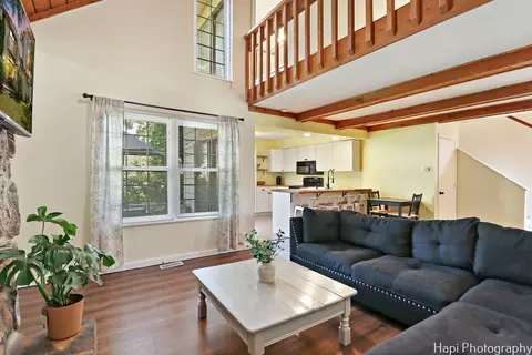 Living - 643 Beth Ct, Gurnee, IL 60031 photo 2 of 2