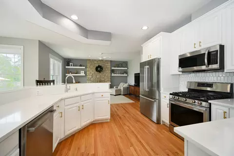 527 E Indiana St, Wheaton, IL 60187 photo 7