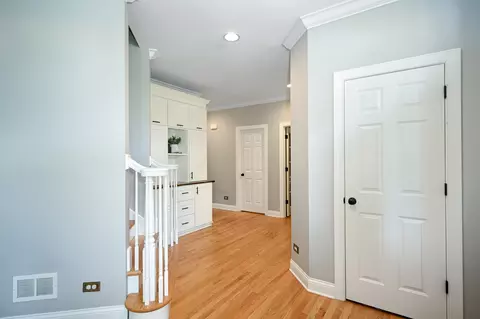 527 E Indiana St, Wheaton, IL 60187 photo 3